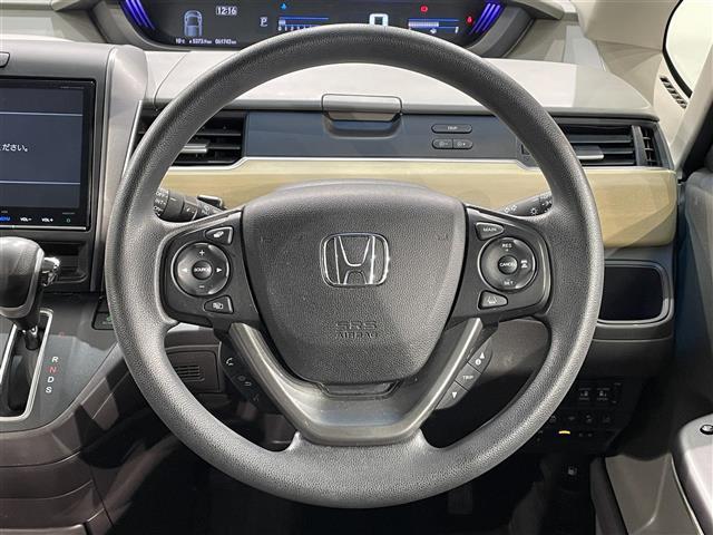 フリード Ｇ・ホンダセンシング　純正９インチナビ　衝突軽減ブレーキ　両側パワースライドドア　ビルトインＥＴＣ　バックカメラ　フルセグＴＶ　レーンキープアシスト　パーキングアシスト　プッシュスタート　スマートキー　純正フロアマット（14枚目）