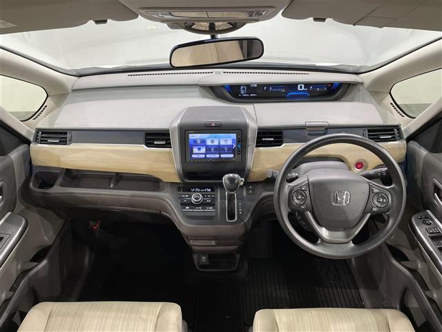 フリード Ｇ・ホンダセンシング　純正ナビ　衝突軽減ブレーキ　両側電動スライドドア　レーダークルーズコントロール　ビルトインＥＴＣ　バックカメラ　レーンキープアシスト　プッシュスタートボタン　ＣＤ／ＤＶＤ再生　アイドリングストップ（4枚目）