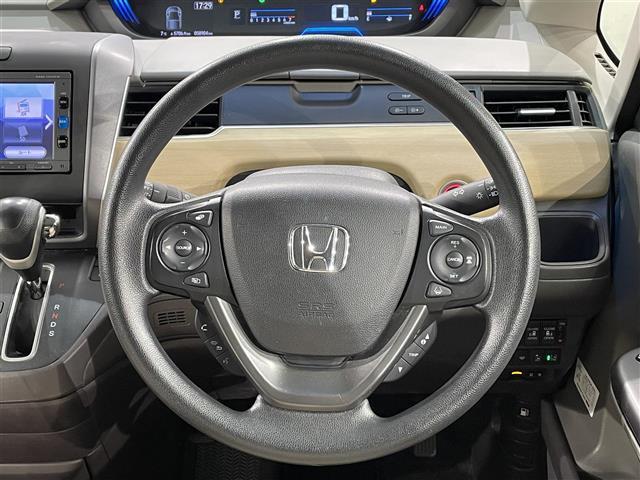 フリード Ｇ・ホンダセンシング　純正ナビ　衝突軽減ブレーキ　両側電動スライドドア　レーダークルーズコントロール　ビルトインＥＴＣ　バックカメラ　レーンキープアシスト　プッシュスタートボタン　ＣＤ／ＤＶＤ再生　アイドリングストップ（14枚目）