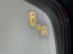 【ＢＳＭ（ブラインドスポットモニター）】隣車線上の側方および後方から接近する車両を検知すると、検知した側のドアミラーが点灯。その状態でウインカーを出すと、インジケーターの点滅と警報音で警告します。 4