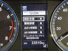 【レーンディパーチャーアラート（ＬＤＡ）】クルマが車線または走路から逸脱する可能性がある場合に、ブザーまたはハンドルの振動により注意をうながします。機能には限界があるためご注意ください。 5