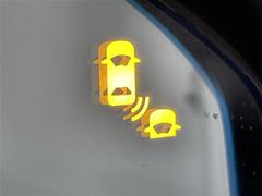 【ＢＳＭ（ブラインドスポットモニター）】隣車線上の側方および後方から接近する車両を検知すると、検知した側のドアミラーが点灯。その状態でウインカーを出すと、インジケーターの点滅と警報音で警告します。 7