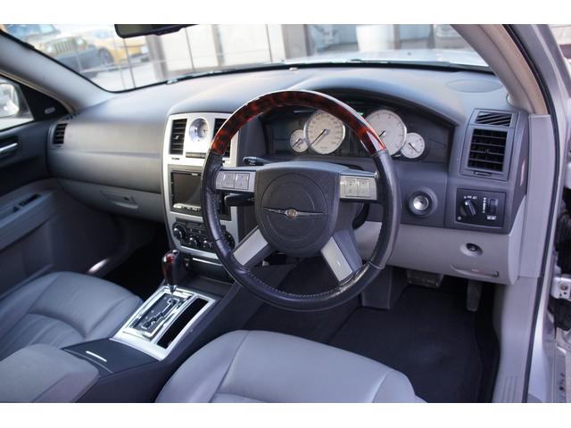 クライスラー・３００Ｃ ３．５　正規ディラー車　タイヤ４本新品交換　ナビＥＴＣ　バックカメラ　２２インチホイール　革シート　シートヒーター　ＨＩＤ　ＭＴモード付（15枚目）