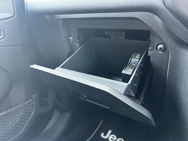 ジープ・ラングラーアンリミテッド サハラ　ＡＣＣ　ＢＳＭ　ＬＫＡ　黒革　シートＨ　アルパインウーハー　純ナビ　Ａｐｐｌｅｃａｒｐｌａｙ／ａｎｄｒｏｉｄａｕｔｏ　地デジ　Ｂカメラ　Ｓカメラ　ステアＳ　前後ドラレコ　純１８インチＡＷ　ＥＴＣ２．０（56枚目）
