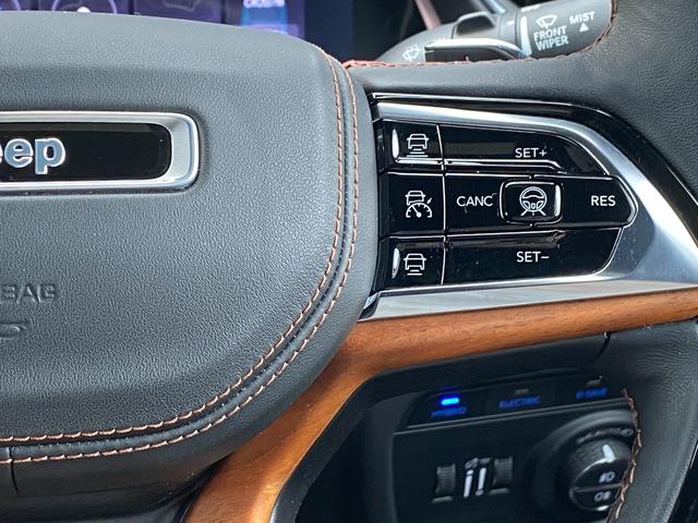 ジープ・グランドチェロキー4xe サミットリザーブ 4xe 当店下取車 パノラマサンルーフ 禁煙車 ACC 黒革 ベンチレーション マッキントッシュ U-CONNECTナビ Bluetooth ドライブレコーダー BSM LKA ハンドルH 全席シートH(29枚目)