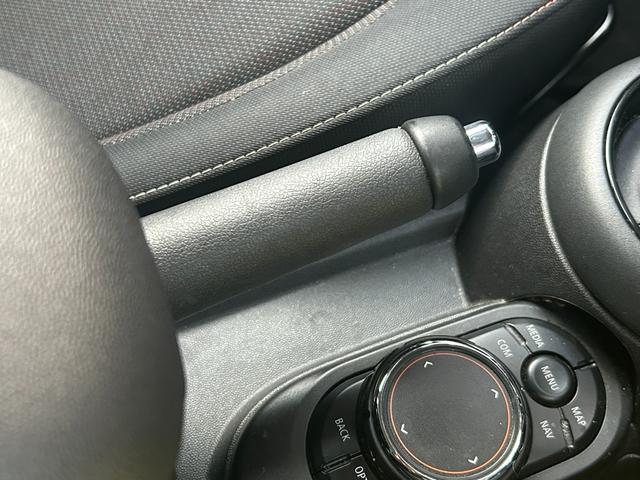 MINI ワン 純正ナビ Bluetooth LEDヘッドライト ユニオンジャックテールランプ フロントフォグランプ リアフォグランプ ステアリングスイッチ 純正15インチアルミホイール ETC 禁煙車両(49枚目)