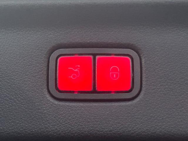 マットブラックにホワイトのＬＩＢＥＲＡＬＡのロゴの建物と看板が目印です。