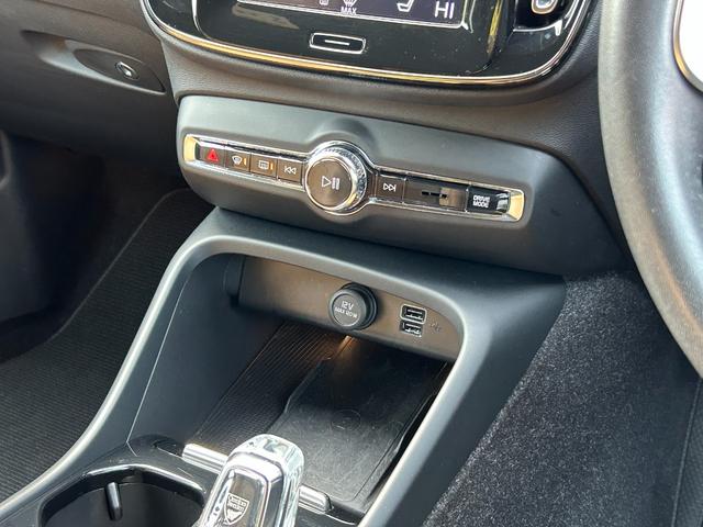 ＸＣ４０ Ｔ５　ＡＷＤ　インスクリプション　ナビ　ＡｐｐｌｅＣａｒＰｌａｙ　ＡｎｄｒｏｉｄＡｕｔｏ　３６０度カメラ　ＨａｒｍａｎＫａｒｄｏｎ　全席シートヒーター　ステアリングヒーター　インテリセーフテン　クリスタルシフトノブ　茶革シート　ＬＥＤ（13枚目）