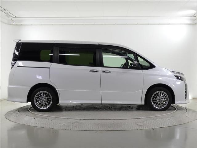 ヴォクシー ハイブリッドＺＳ　煌ＩＩ　フルセグ　メモリーナビ　後席モニター　バックカメラ　衝突被害軽減システム　ＥＴＣ　両側電動スライド　ＬＥＤヘッドランプ　３列シート　ワンオーナー　ＤＶＤ再生　ミュージックプレイヤー接続可　乗車定員７人（9枚目）