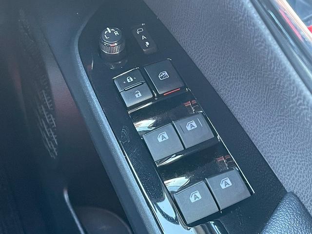 プリウス S ユーザー様買取 1年保証付き モデリスタエアロ モデリスタAW 純正ナビ/TV バックカメラ ETC プッシュスタート スマートキー Bluetooth マット バイザー バニティミラー ISOFIX(40枚目)