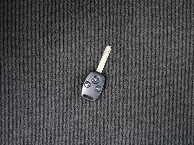 ステップワゴンスパーダ S 電動スライドドア・バックカメラ・キーレス・オートA/C・HIDヘッドライト・SDナビ・フルセグ・CD/DVD再生・パドルシフト・純正17インチアルミ・ドアバイザー(18枚目)