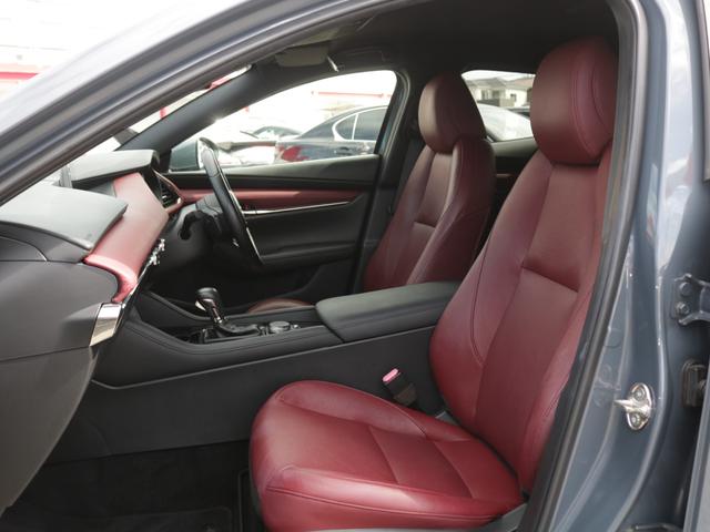 ＭＡＺＤＡ３ファストバック ＸＤバーガンディ　セレクション　電動赤革シート・Ｂｌｕｅｔｏｏｒｈ接続・フルセグ・マツコネナビ・バックカメラ・シート＆ハンドルヒーター・追従クルーズコントロール・ドライブレコーダ・スマートキー・プッシュスタート・ＥＴＣ・ＬＥＤライト（4枚目）