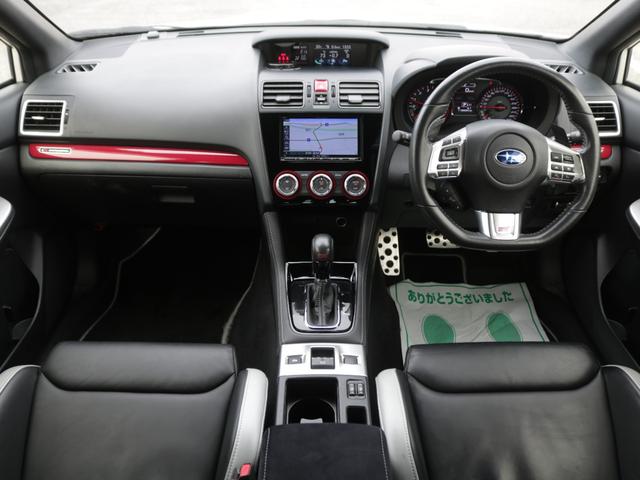 すっきりとしたＷＲＸ　Ｓ４らしいデザインのダッシュ回り！フロントビューの視認性もよく運転しやすいと思います★