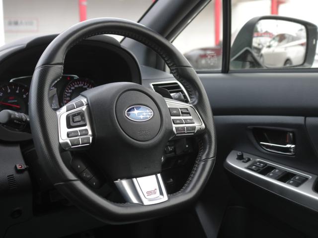 握り心地のよいステアリング！いつも触る部分ですので質感は良いほうが◎