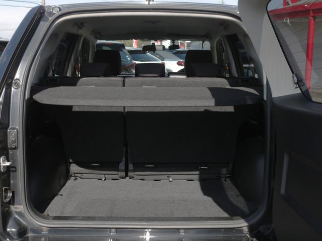 コンパクトでも意外と広々としたラゲッジスペース！２列目を倒していただければさらに広くなります！