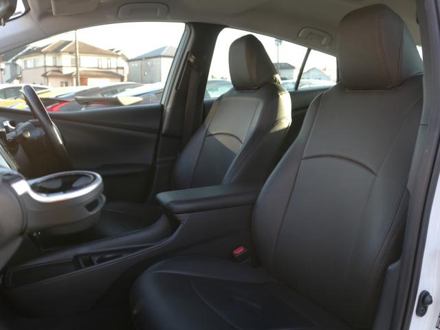 プリウス Ｓ　後期型・トヨタセーフティセンス・Ｂｌｕｅｔｏｏｔｈ接続・黒革調シートカバー・スマートキー・ツーリング用１７インチアルミ・バックカメラ・追従クルコン・ドラレコ・コーナーセンサー・ＬＥＤヘッドライト（5枚目）