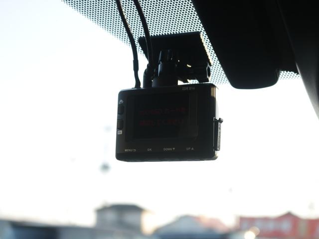 プリウス Ｓ　後期型・トヨタセーフティセンス・Ｂｌｕｅｔｏｏｔｈ接続・黒革調シートカバー・スマートキー・ツーリング用１７インチアルミ・バックカメラ・追従クルコン・ドラレコ・コーナーセンサー・ＬＥＤヘッドライト（18枚目）