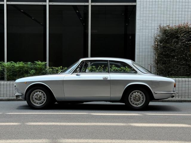 ジュリア 1972モデル/GT1300Jr/フラットノーズ/5MT/左ハンドル/ウェーバーツインキャブ/弊社並行輸入車両(3枚目)