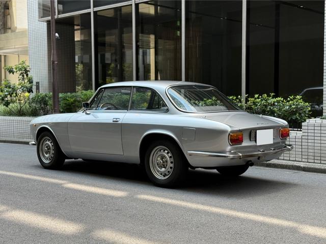 ジュリア 1972モデル/GT1300Jr/フラットノーズ/5MT/左ハンドル/ウェーバーツインキャブ/弊社並行輸入車両(4枚目)