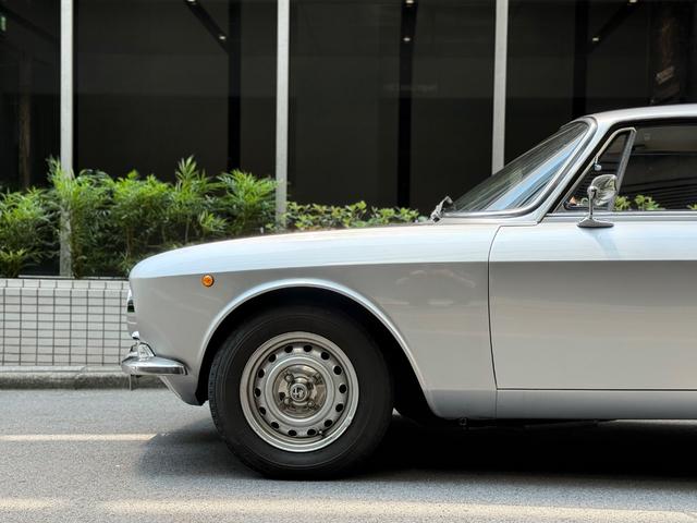 ジュリア 1972モデル/GT1300Jr/フラットノーズ/5MT/左ハンドル/ウェーバーツインキャブ/弊社並行輸入車両(6枚目)