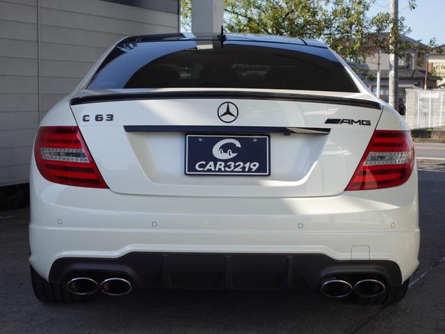 Cクラス C63 AMGクーペ AMGパフォーマンスパッケージ 487ps AMGカーボンエクステリアパッケージ AMGスポーツサスペンション サンルーフ AMGレッドブレーキキャリパー 黒革 バックカメラ ダイヤモンドホワイト(3枚目)
