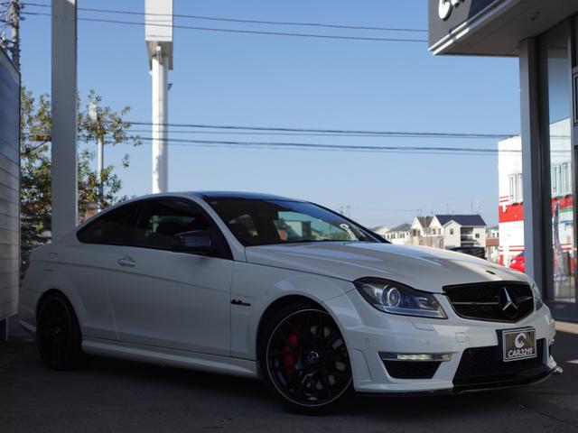 Cクラス C63 AMGクーペ AMGパフォーマンスパッケージ 487ps AMGカーボンエクステリアパッケージ AMGスポーツサスペンション サンルーフ AMGレッドブレーキキャリパー 黒革 バックカメラ ダイヤモンドホワイト(4枚目)