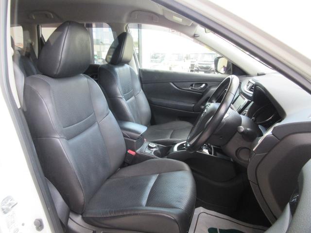 ★フロントシートです。運転席には座面の上下調節が可能なハイトアジャスターが装備されております。車内にタバコ臭のように嫌な臭いも無く綺麗な状態です。