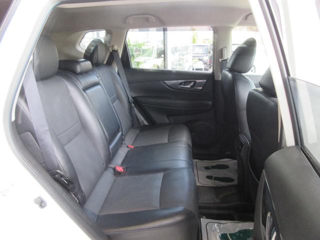 ★リヤシートです。乗り降りがしやすく室内・足元も広々としております。