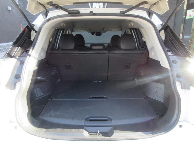 ★ラゲッジルームです。バックドアが大きく開きますので、お荷物の出し入れが楽々です。