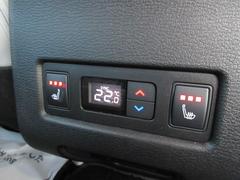 ★後席にもエアコンのコントロールとシートヒーターが装備されております。 6
