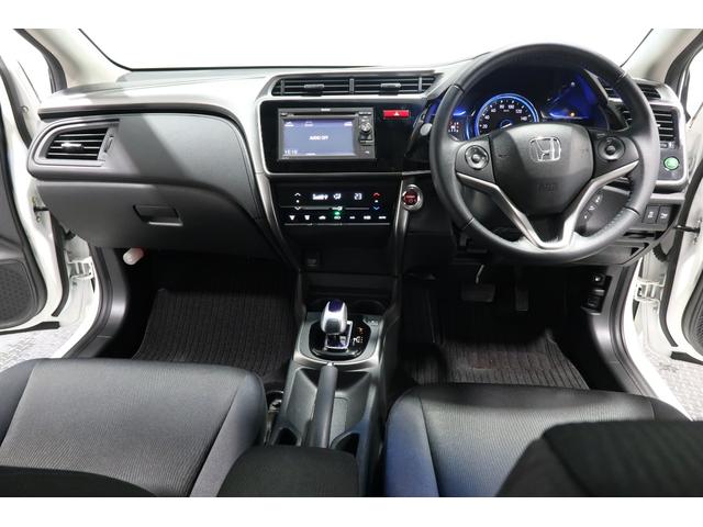 ドライバーを包み込むように、ディスプレーやスイッチ、コンソールを配置。座った瞬間から運転への期待が！空間そのものの心地よさにこだわっています。