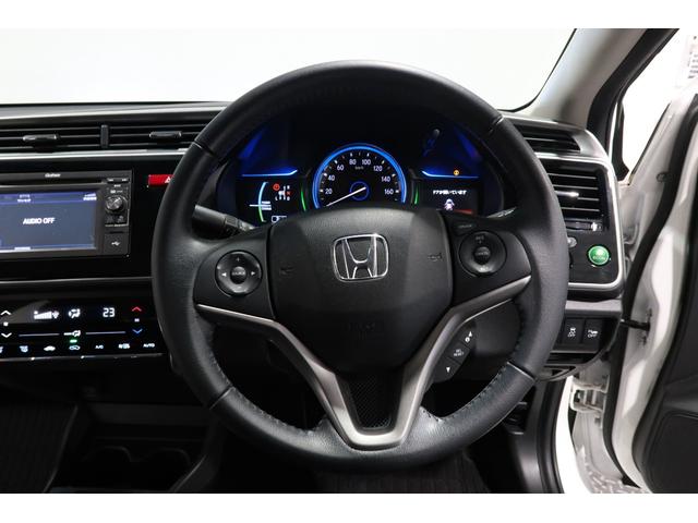 運転中もハンドルでの操作が可能です。特に高速道路等の目が離せない運転時には、便利さだけでなく、安全性も兼ね備えております。