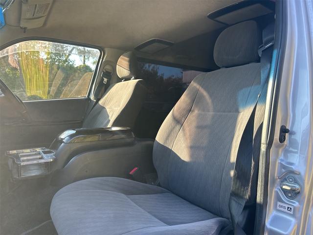 レジアスエースバン ロングスーパーGL 4WD ETC カロッツェリアナビTV Bluetooth 社外アルミ スタッドレスタイヤ 両側スライドドア 5人乗り キーレス タイミングベルト138611km時交換済(19枚目)