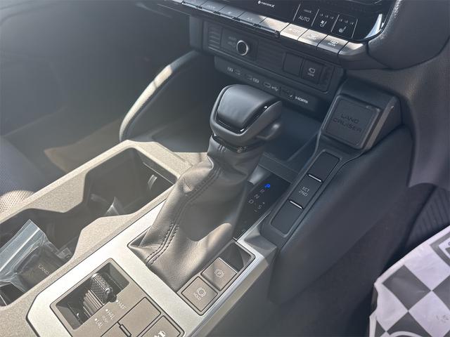 ランドクルーザー250 VX 丸目MOトヨタチームメイト マットフラップ両側ホルダー ドライバーモニターカメラ 緊急操舵支援 フロントクロストラフィックアラート レーンチェンジアシスト LEDヘッドライト サンルーフ ルーフレール(24枚目)