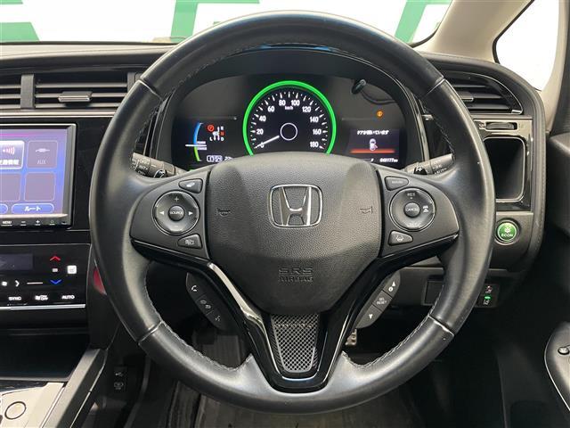 シャトル ハイブリッドZ ホンダセンシング 禁煙車 ホンダセンシング 純正8インチナビ バックカメラ クルーズコントロール 純正フロアマット 前席シートヒーター LEDヘッドライト オートライト 革巻きステアリング ETC 純正アルミホイール(5枚目)