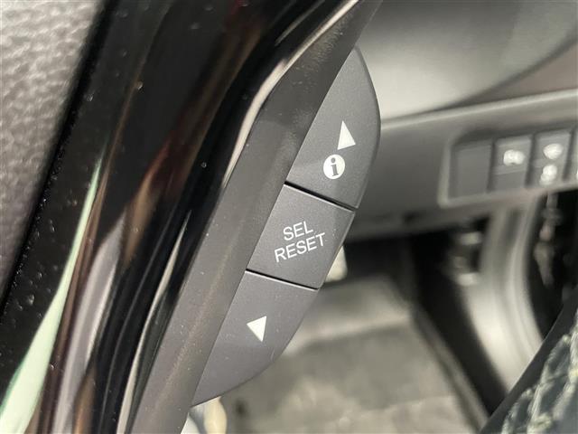 シャトル ハイブリッドZ ホンダセンシング 禁煙車 ホンダセンシング 純正8インチナビ バックカメラ クルーズコントロール 純正フロアマット 前席シートヒーター LEDヘッドライト オートライト 革巻きステアリング ETC 純正アルミホイール(11枚目)