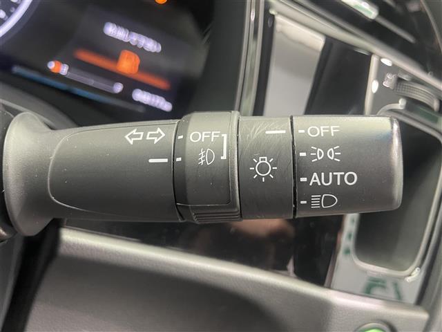 シャトル ハイブリッドZ ホンダセンシング 禁煙車 ホンダセンシング 純正8インチナビ バックカメラ クルーズコントロール 純正フロアマット 前席シートヒーター LEDヘッドライト オートライト 革巻きステアリング ETC 純正アルミホイール(12枚目)