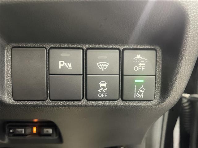 シャトル ハイブリッドZ ホンダセンシング 禁煙車 ホンダセンシング 純正8インチナビ バックカメラ クルーズコントロール 純正フロアマット 前席シートヒーター LEDヘッドライト オートライト 革巻きステアリング ETC 純正アルミホイール(14枚目)