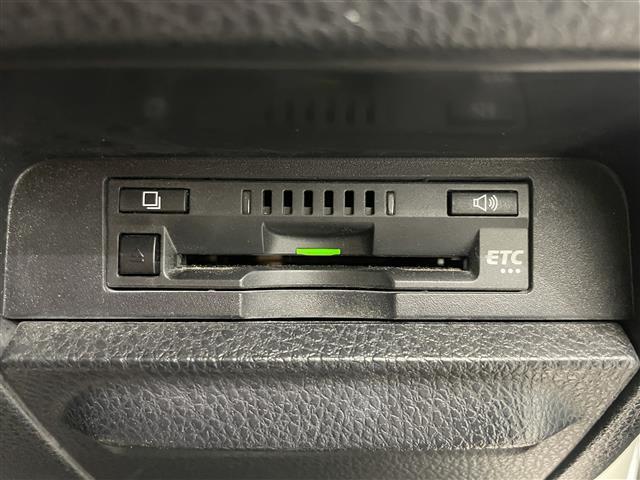 ノア ハイブリッドＳｉ　ダブルバイビー　禁煙車　トヨタセーフティセンスＣ　純正後席モニター　モデリスタエアロ　純正９インチナビ　Ｂｌｕｅｔｏｏｔｈ　フルセグＴＶ　ＥＴＣ　全席オートパワーウィンドウ　両側パワースライドドア　純正フロアマット（4枚目）