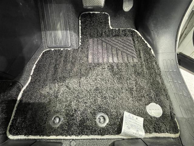 ノア ハイブリッドＳｉ　ダブルバイビー　禁煙車　トヨタセーフティセンスＣ　純正後席モニター　モデリスタエアロ　純正９インチナビ　Ｂｌｕｅｔｏｏｔｈ　フルセグＴＶ　ＥＴＣ　全席オートパワーウィンドウ　両側パワースライドドア　純正フロアマット（22枚目）