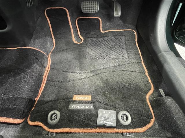 パッソ モーダ　チャーム　禁煙車　純正ディーラーオプションナビ　全周囲カメラ　前後ドライブレコーダー　ＥＴＣ　スマートアシストＩＩＩ　前後コーナーセンサー　ＬＥＤヘッドライト　オートマチックハイビーム　純正フロアマット（22枚目）