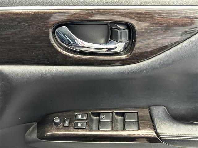 エルグランド 250ハイウェイスター 禁煙車 純正ナビ 全方位カメラ フリップダウンモニター オットマン ロール式サンシェード カーテンエアバッグ ビルトインETC 純正アルミホイール 純正ドアバイザー 社外フロアマット スマートキー(11枚目)