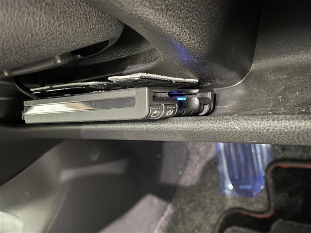 ノート e-パワーニスモ ナビ ワンセグ 全方位カメラ デジタルインナーミラー 衝突軽減ブレーキ 横滑り防止 本革巻きステアリング 前後ドライブレコーダー ETC 純正アルミホイール フロアマット 電動格納ミラー LEDヘッド(4枚目)