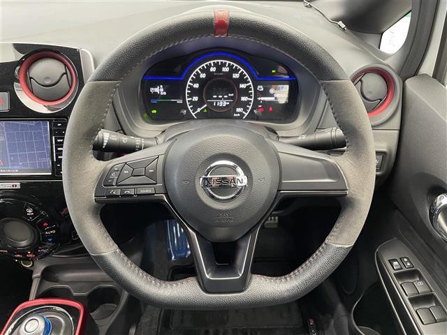 ノート e-パワーニスモ ナビ ワンセグ 全方位カメラ デジタルインナーミラー 衝突軽減ブレーキ 横滑り防止 本革巻きステアリング 前後ドライブレコーダー ETC 純正アルミホイール フロアマット 電動格納ミラー LEDヘッド(5枚目)