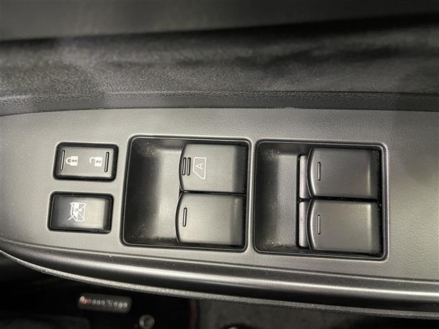 ノート e-パワーニスモ ナビ ワンセグ 全方位カメラ デジタルインナーミラー 衝突軽減ブレーキ 横滑り防止 本革巻きステアリング 前後ドライブレコーダー ETC 純正アルミホイール フロアマット 電動格納ミラー LEDヘッド(12枚目)