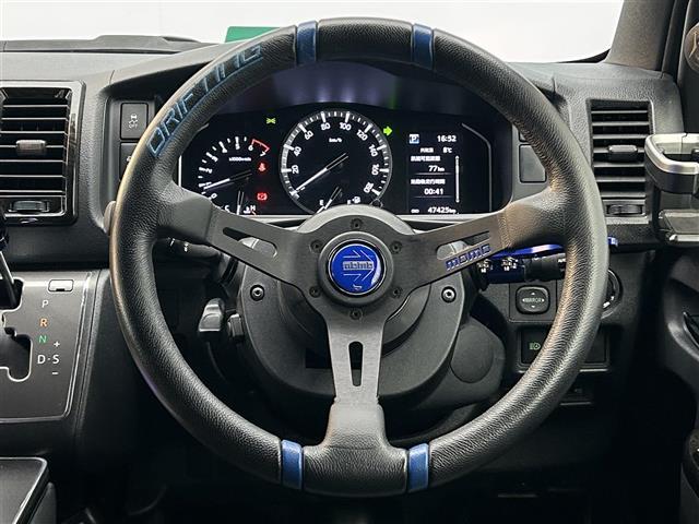 ハイエースバン スーパーGL ダーク プライムII パノラミックビューモニター ベッドキット デジタルインナーミラー 純正ナビ フルセグ Bluetooth ETC プリクラッシュセーフティ MOMOステアリング スマートキー ドライブレコーダー(5枚目)