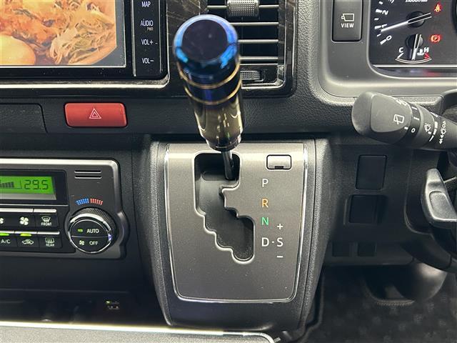 ハイエースバン スーパーGL ダーク プライムII パノラミックビューモニター ベッドキット デジタルインナーミラー 純正ナビ フルセグ Bluetooth ETC プリクラッシュセーフティ MOMOステアリング スマートキー ドライブレコーダー(11枚目)