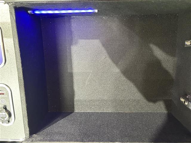 ハイエースバン スーパーGL ダーク プライムII パノラミックビューモニター ベッドキット デジタルインナーミラー 純正ナビ フルセグ Bluetooth ETC プリクラッシュセーフティ MOMOステアリング スマートキー ドライブレコーダー(21枚目)