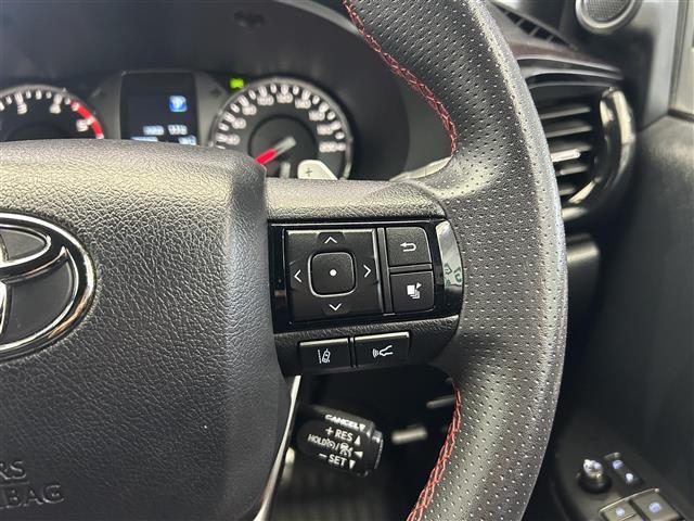 ハイラックス Ｚ　ＧＲスポーツ　禁煙車　パノラミックビューモニター　トヨタセーフティセンス　アダプティブクルーズコントロール　レーンキープアシスト　ロードサインアシスト　ＥＴＣ　ＧＲ専用バンパー　ＧＲロゴロールバー　リアデフロック（8枚目）