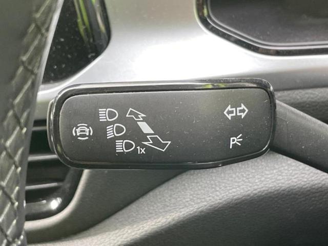 T-ロック TSIアクティブ 新品タイヤ/保証書/純正 SDナビ/衝突安全装置/車線逸脱防止支援システム/パーキングアシスト 自動操舵/ヘッドランプ LED/ETC/EBD付ABS/横滑り防止装置/アイドリングストップ(17枚目)